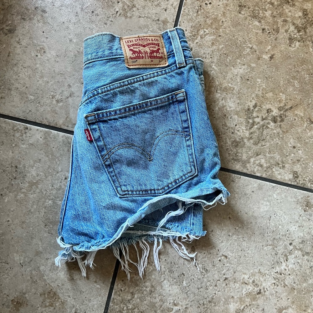 Levi’s cute and distressed no flaws